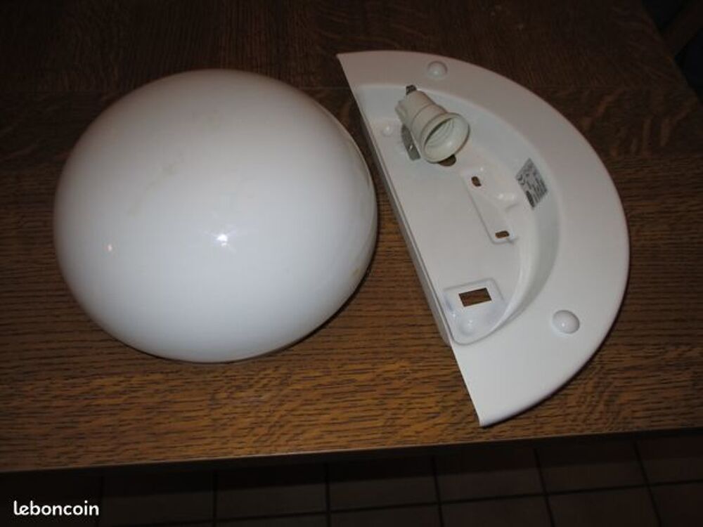 2 lustres ou luminaires en fer et en verre coloris blanc Bricolage