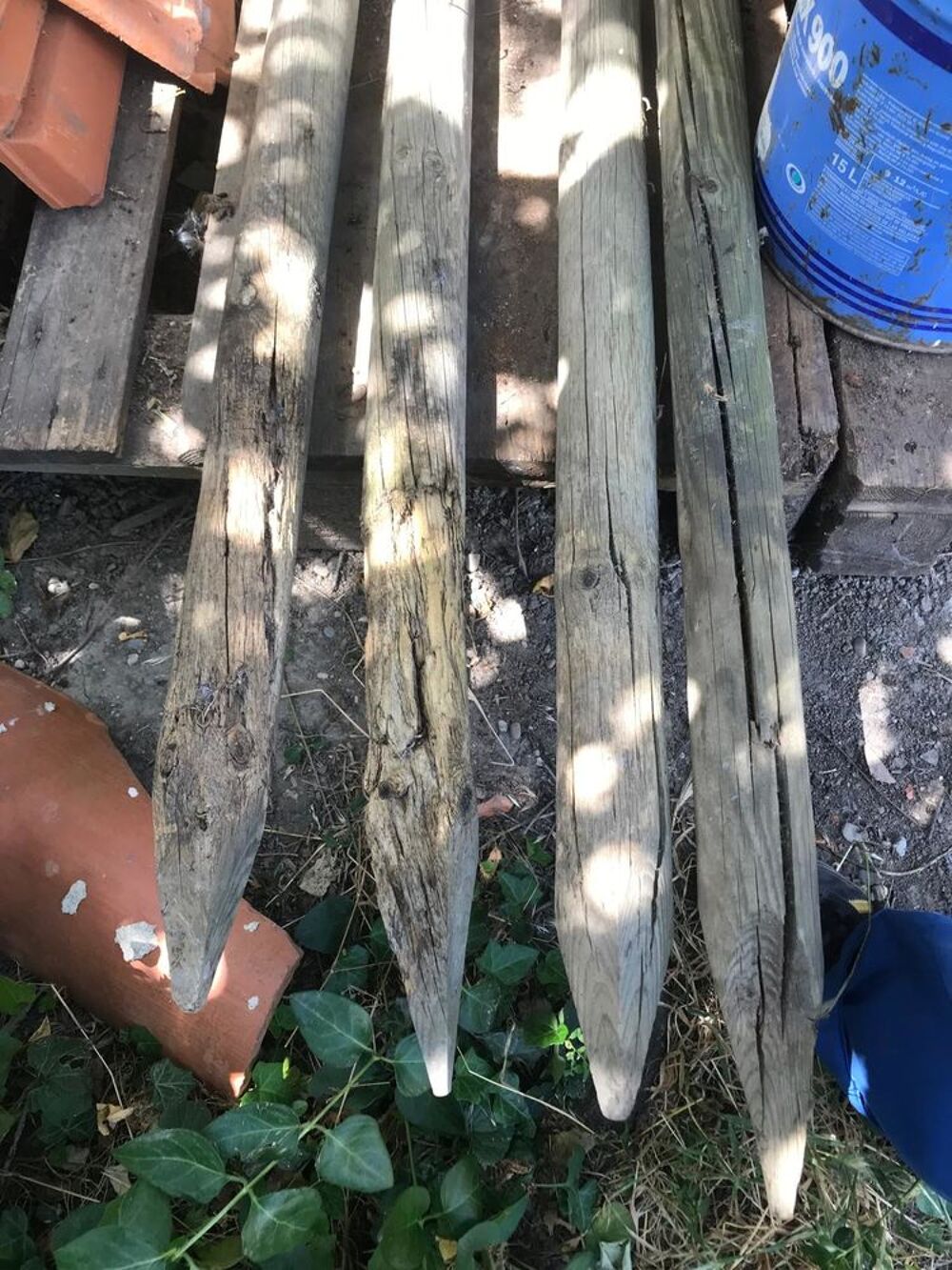 Quatre piquets en bois Jardin