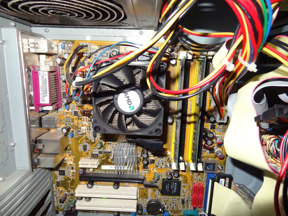 Carte m&egrave;re M2NPV-MX + Processeur AMD Athlon (tm) 64 3500 Matériel informatique