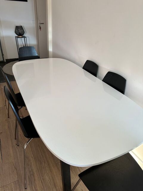 Table blanche avec 6 chaises noires Rosny-sous-Bois (93)