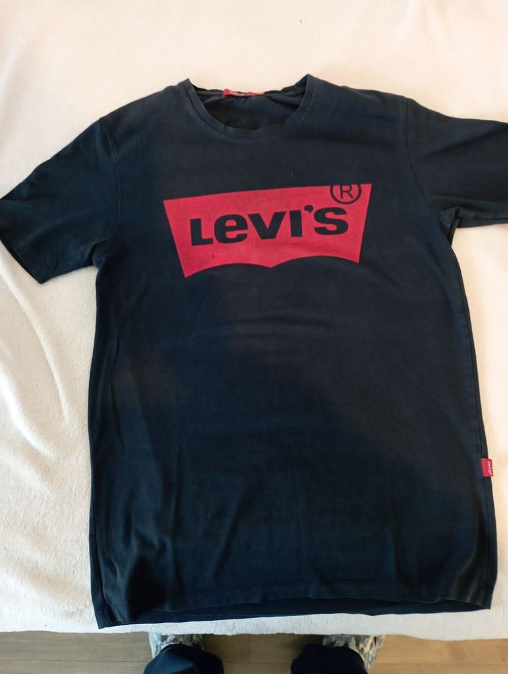 Tee shirt homme levis bleu marine tr&egrave;s bon &eacute;tat Vtements