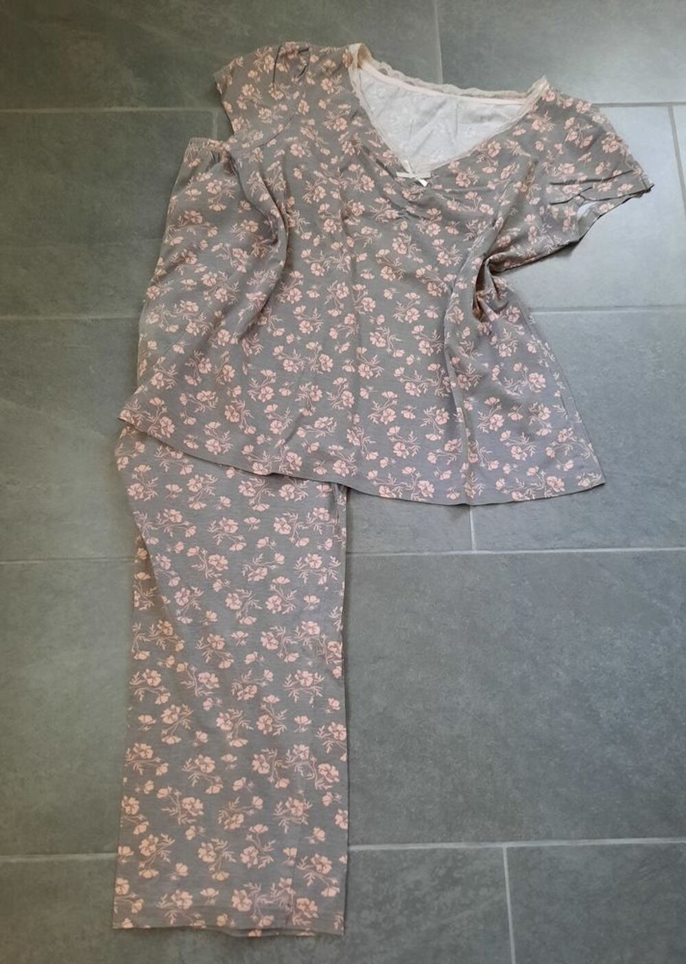 Pyjama gris taupe imprime fleuri rose - T 38 - 40 ou 40 Vtements