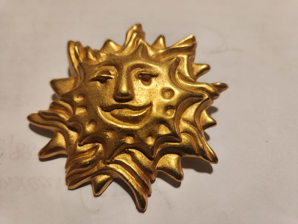 Broche soleil souriant dor&eacute; Christian LACROIX Bijoux et montres