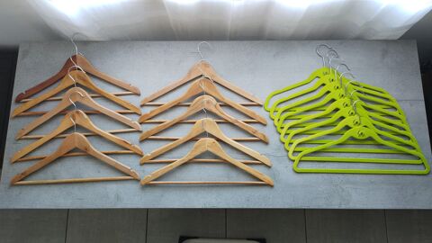 Lot de 26 Cintres : 10 Bois - 9 Velours & 7 en Plastique 10 Maureilhan (34)