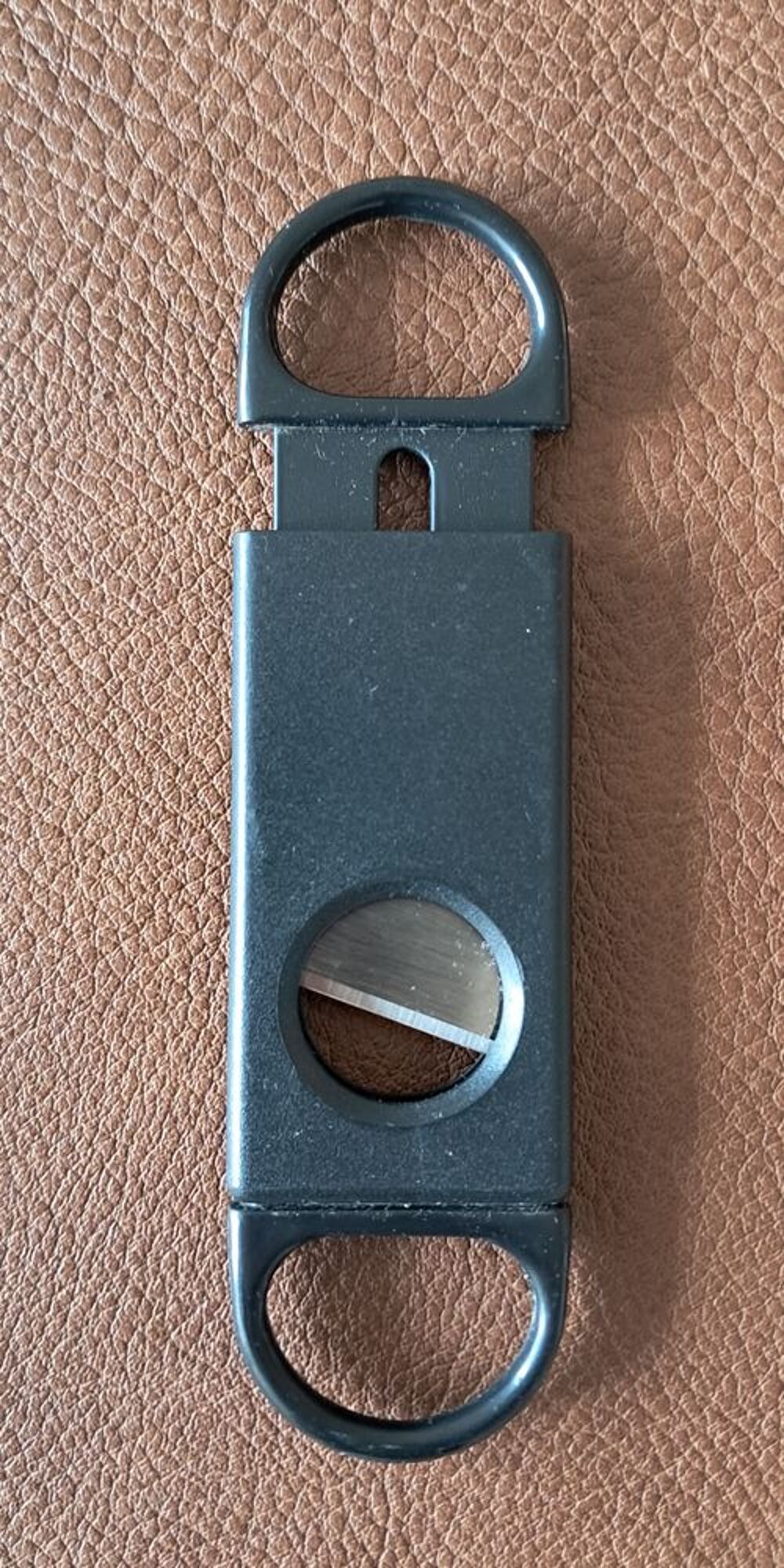 coupe cigare 
diam&egrave;tre 2 cm 
lame stainless steal 
11x3 cm Bricolage