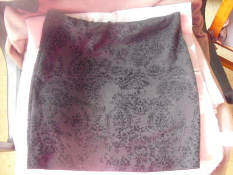 JUPE noire a motifs velours PIMKIE Taille S
taille élastisée 3 Lyon 5 (69)