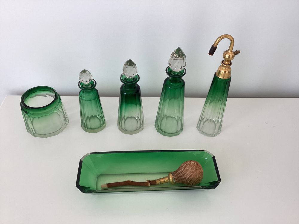 Flacons toilette ou parfum anciens en cristal taill&eacute; 