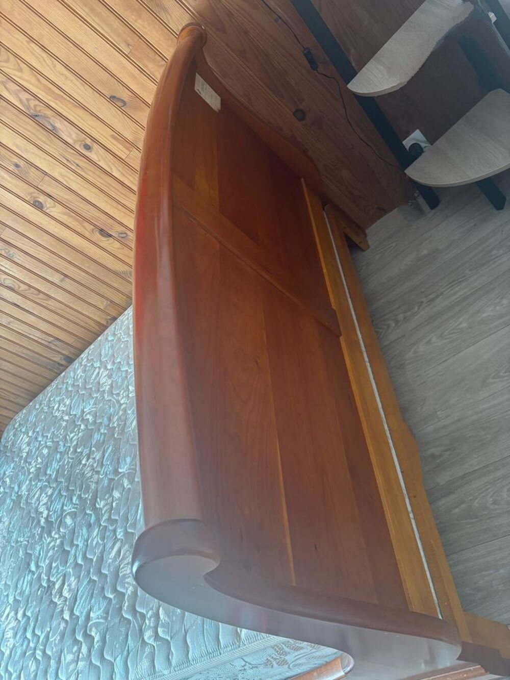 Lit, sommier et matelas avec table de nuit Meubles