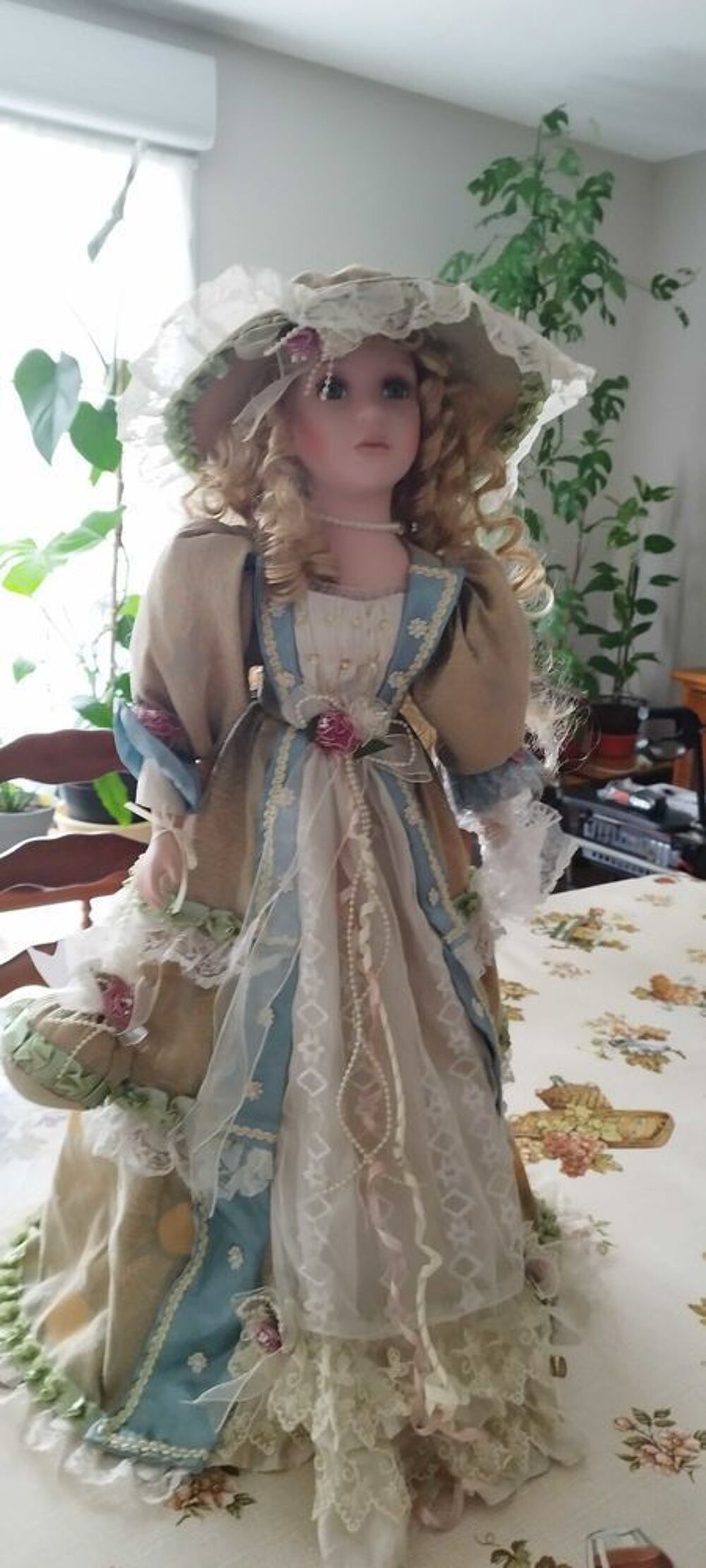 POUPEE De COLLECTION En PORCELAINE. 