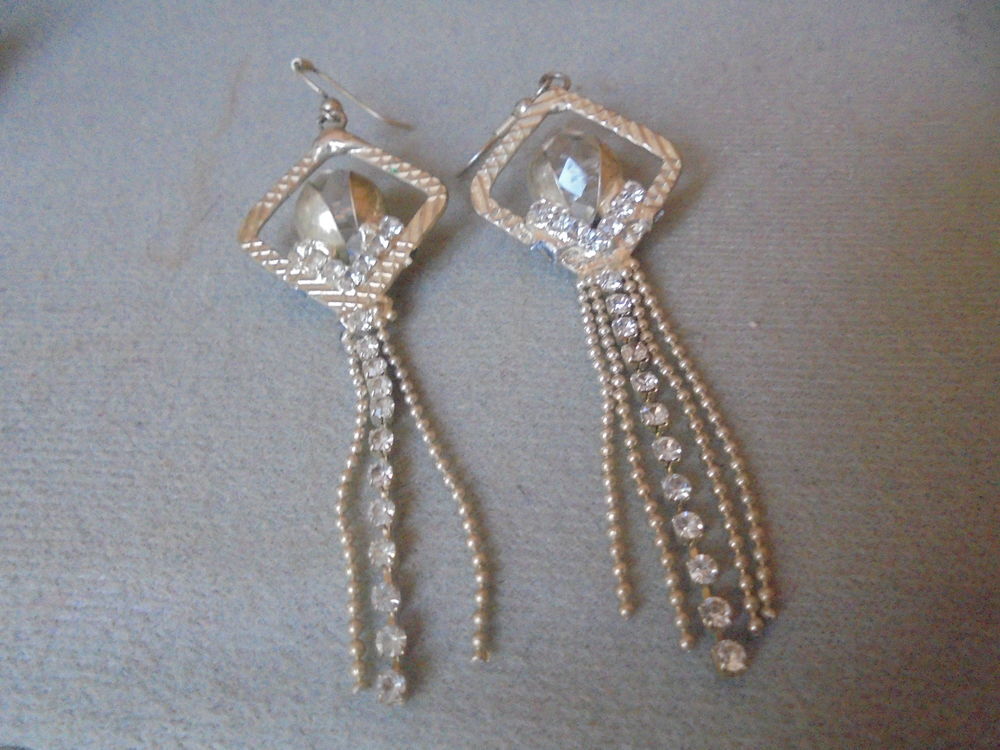 boucles d'oreilles, m&eacute;tal blanc Bijoux et montres