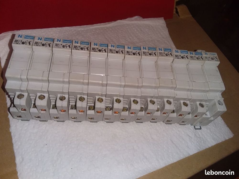 LOT de 12 COUPE CIRCUIT HAGER 12501 Bricolage