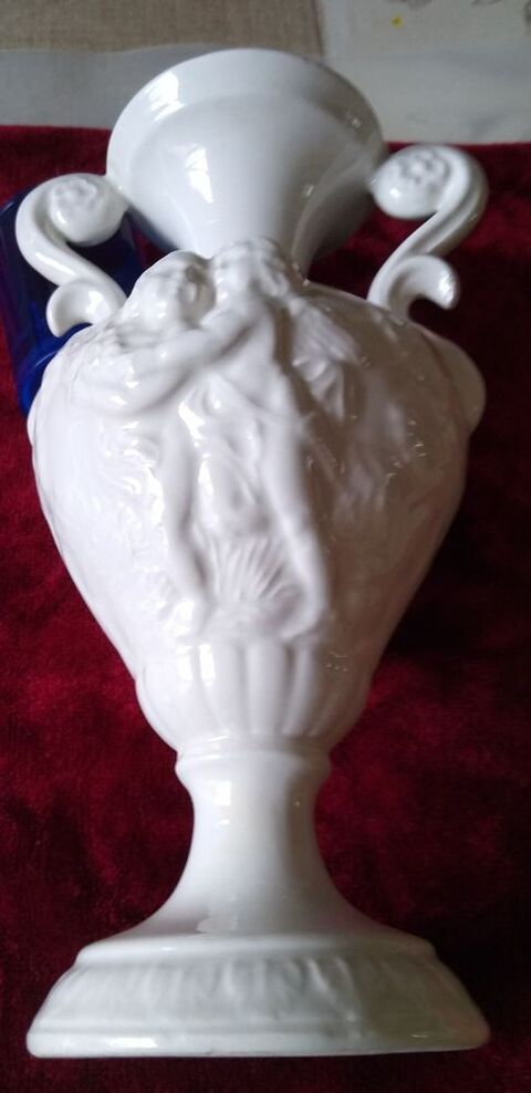Vase � anses avec les anges en c�ramique blanche 20 Meximieux (01)