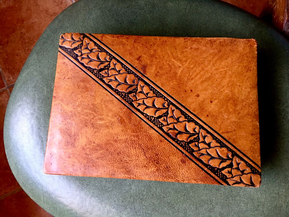 Coffret ancien en cuir v&eacute;ritable gaufr&eacute; ; milieu XXe Décoration
