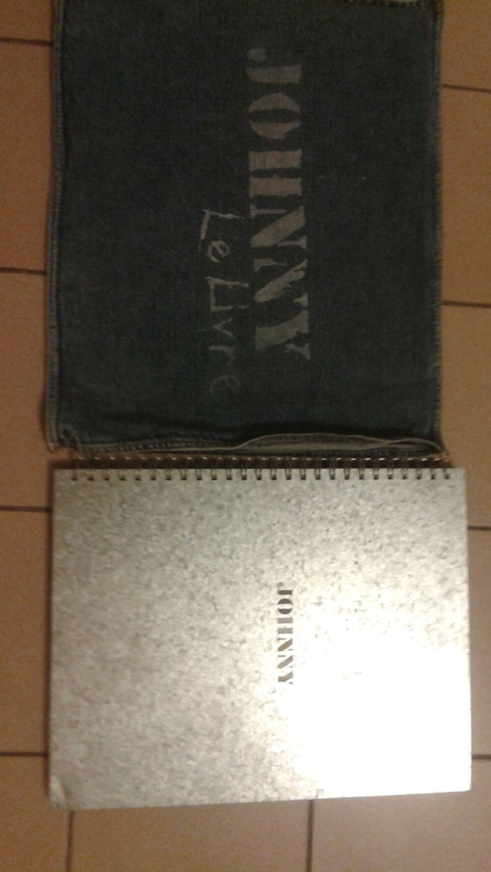 Livre fer et pochette jeans Johnny Hallyday 
CD et vinyles