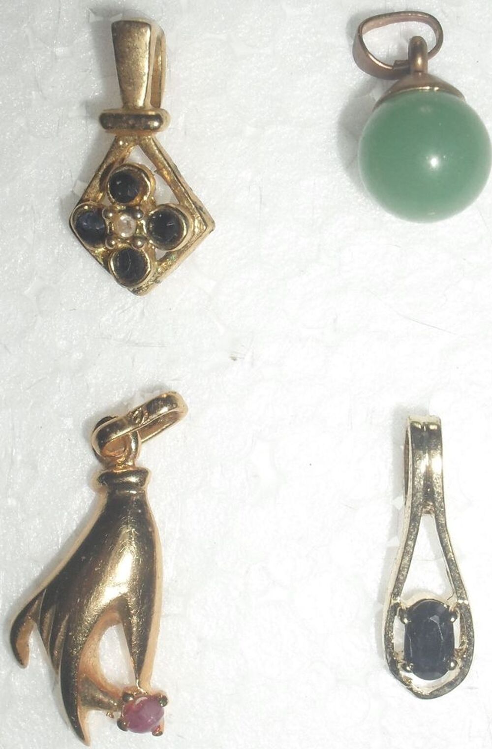Lot de 4 pendentifs en tr&egrave;s bon &eacute;tat. Bijoux et montres