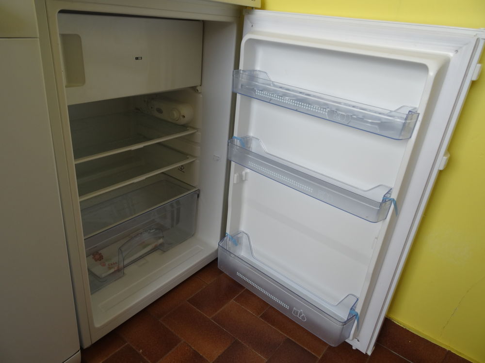 R&eacute;frig&eacute;rateur ( utilis&eacute; 3 mois) Disponible imm&eacute;diatement Electroménager