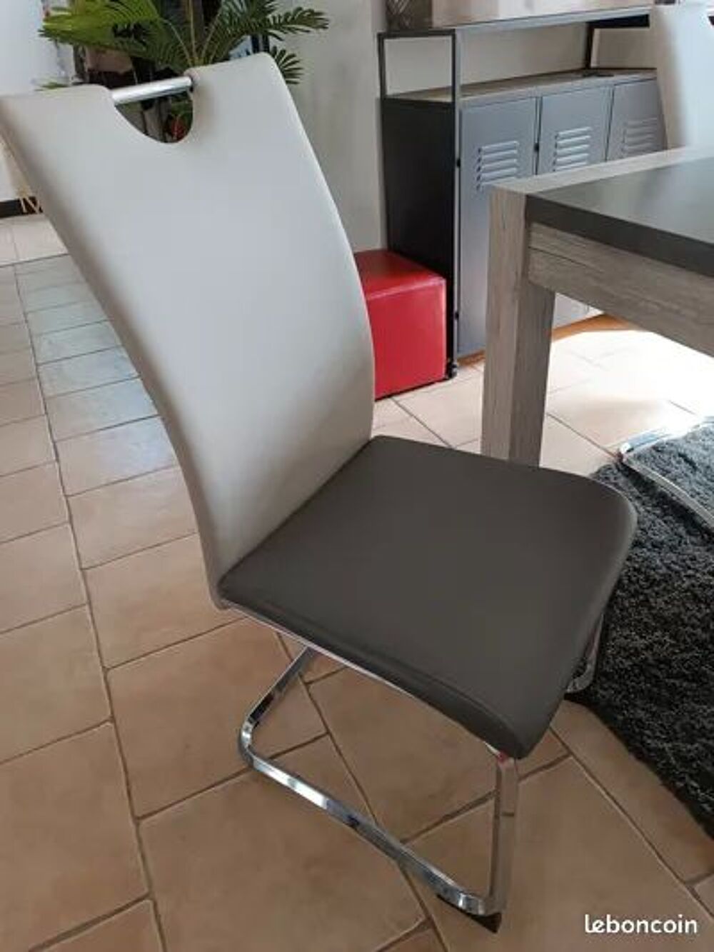 Table carr&eacute;e avec 4 chaises Meubles