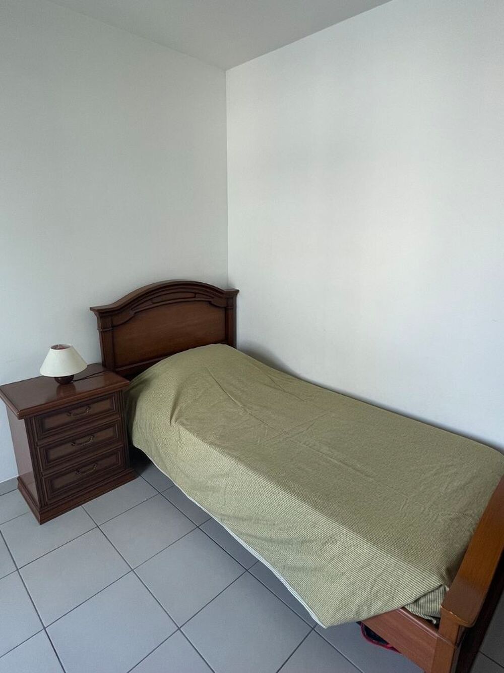 Chambre enti&egrave;re en bois massif 2 personnes Meubles