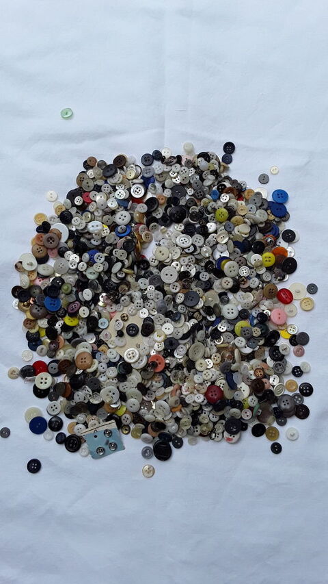 Lot de boutons anciens. 8 Saint-Yon (91)