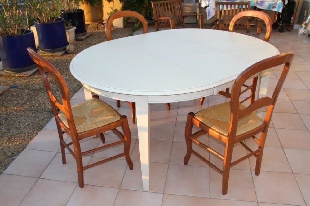 TABLE RONDE + CHAISES Meubles