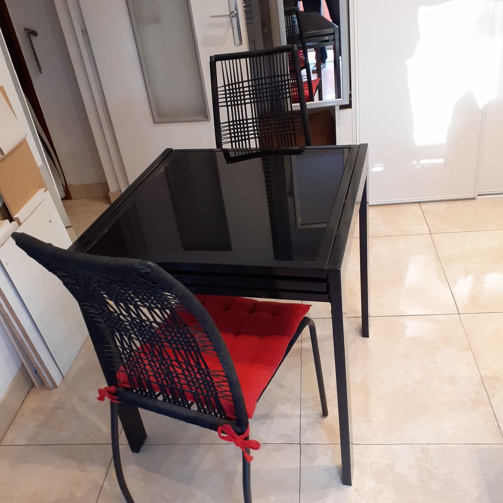 table verre et laque 2 chaises Meubles