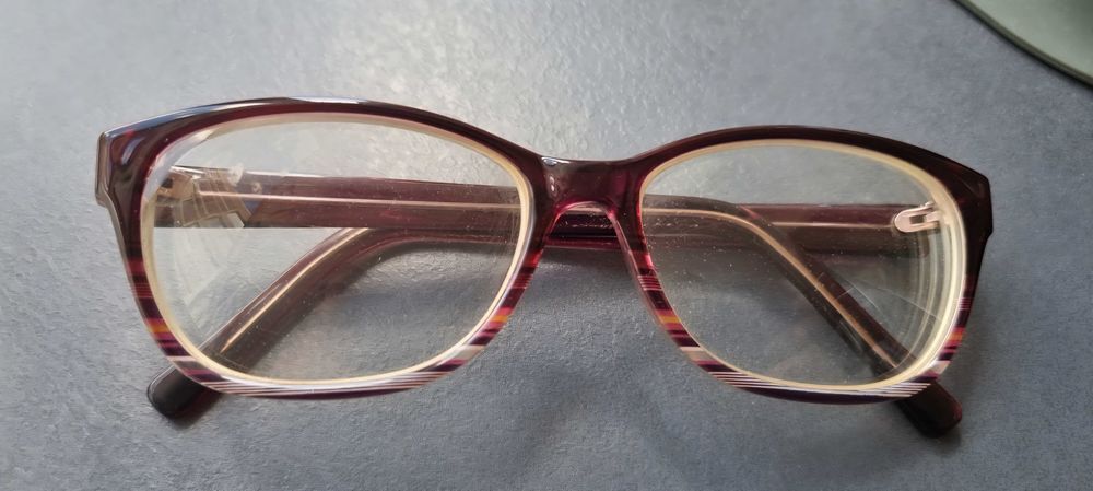 Lunette de vue &eacute;l&eacute;gante. Couleur prune. TBE Bijoux et montres