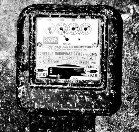 Un compteur de tension vintage. Lille (59)