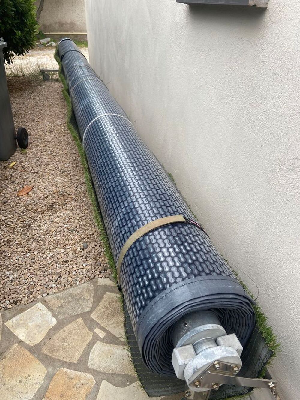 Abris piscine b&acirc;che solaire enrouleur inox Jardin