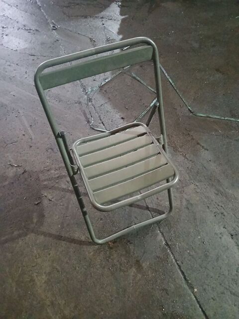 Chaise métallique de l armée Française 10 Aigues-Mortes (30)