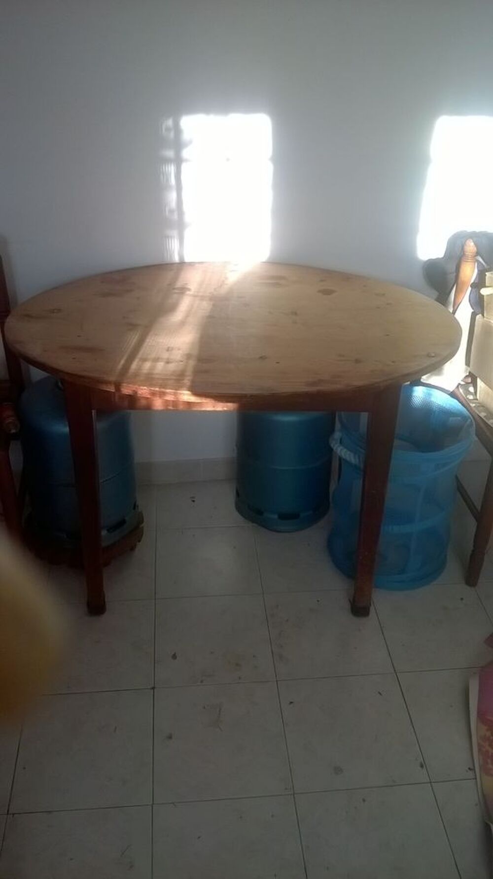 Table de cuisine en bois. Meubles