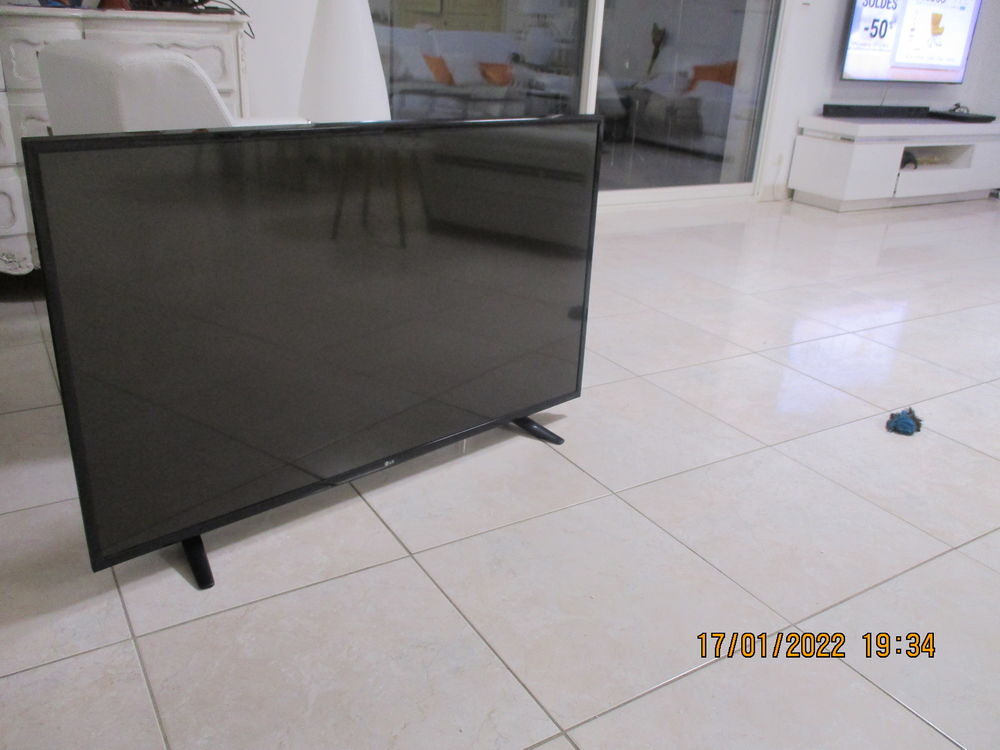 TV LG diagonale 130 cm reference 49 UF 640V peu utilis&eacute;e 
Photos/Video/TV