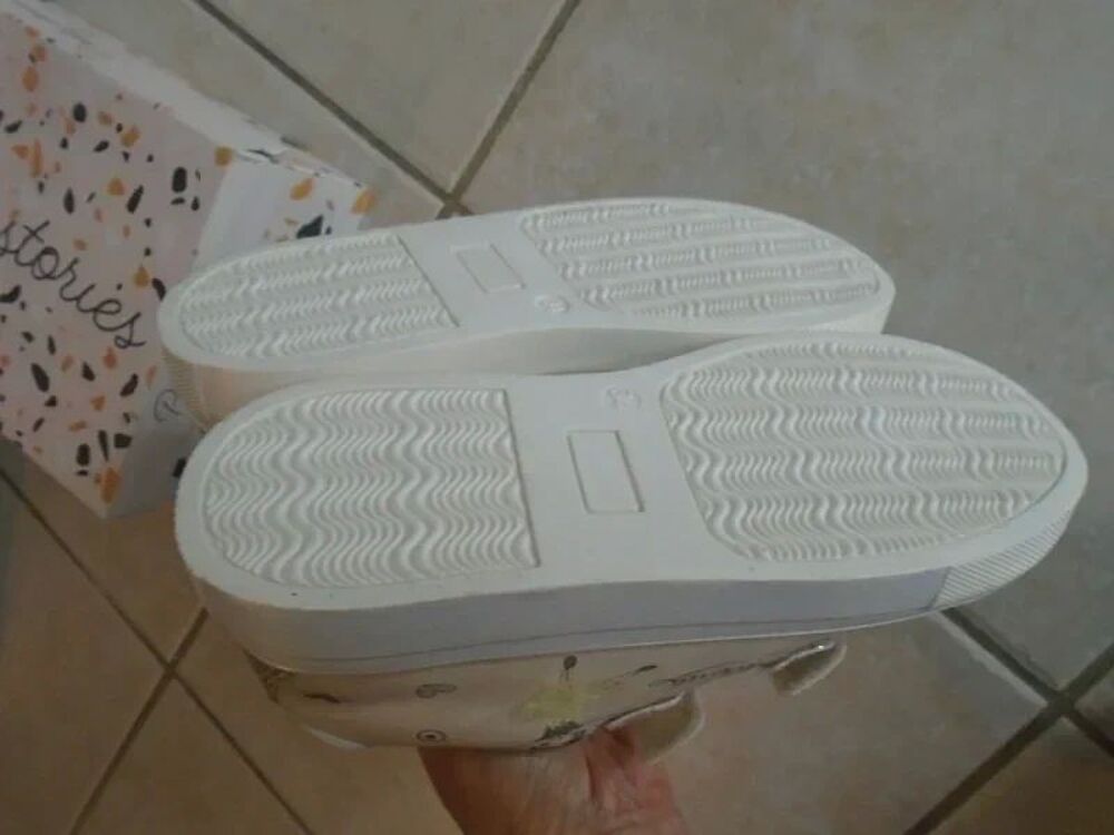 Baskets &agrave; scratchs marque Besson neuve Chaussures