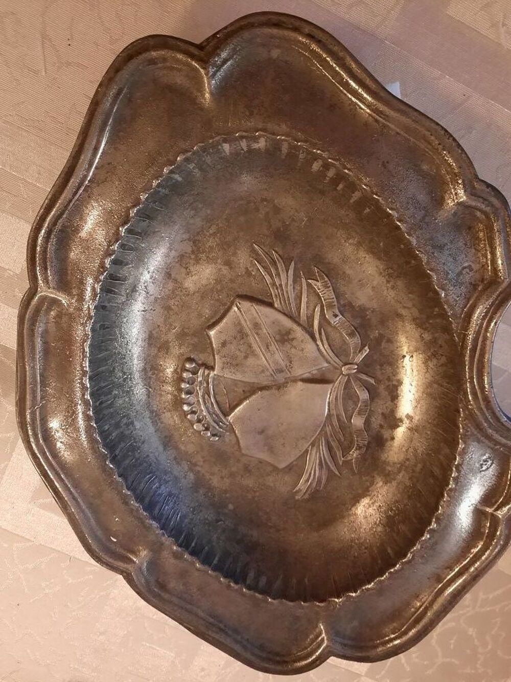 PLAT A BARBE ANCIEN EN ETAIN 
Décoration