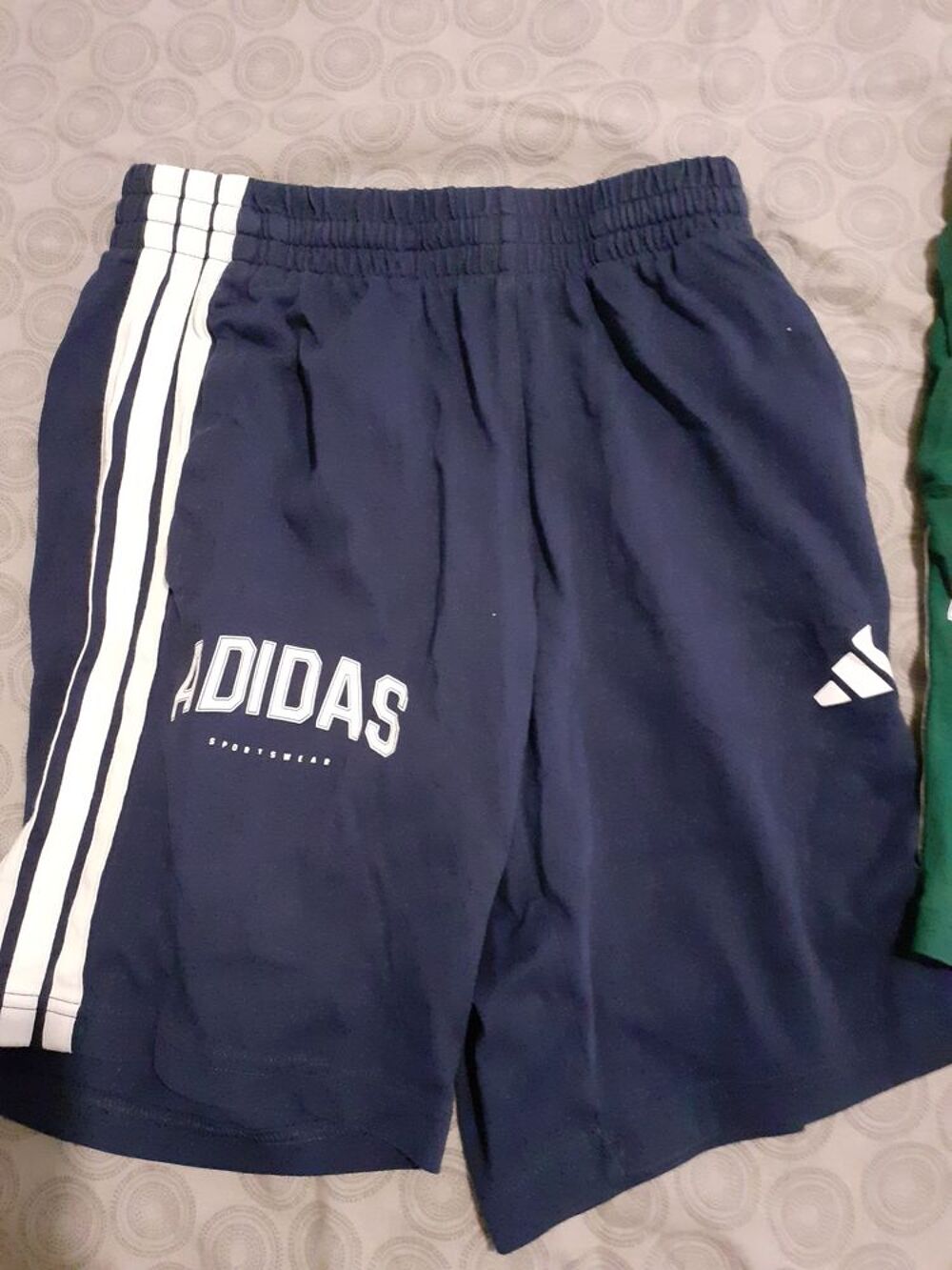 2 shorts Addidas 11.12 ans Vêtements