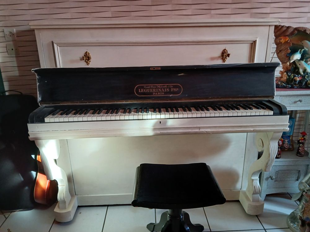 piano droit ancien LAGUERINAIS medaille d'or 
l Instruments de musique