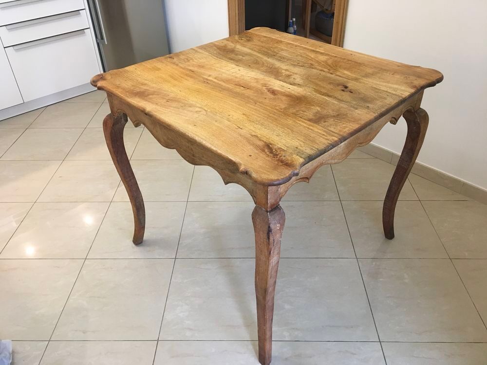 Table &agrave; manger et ses quatre chaises Touche baroque moderne Meubles