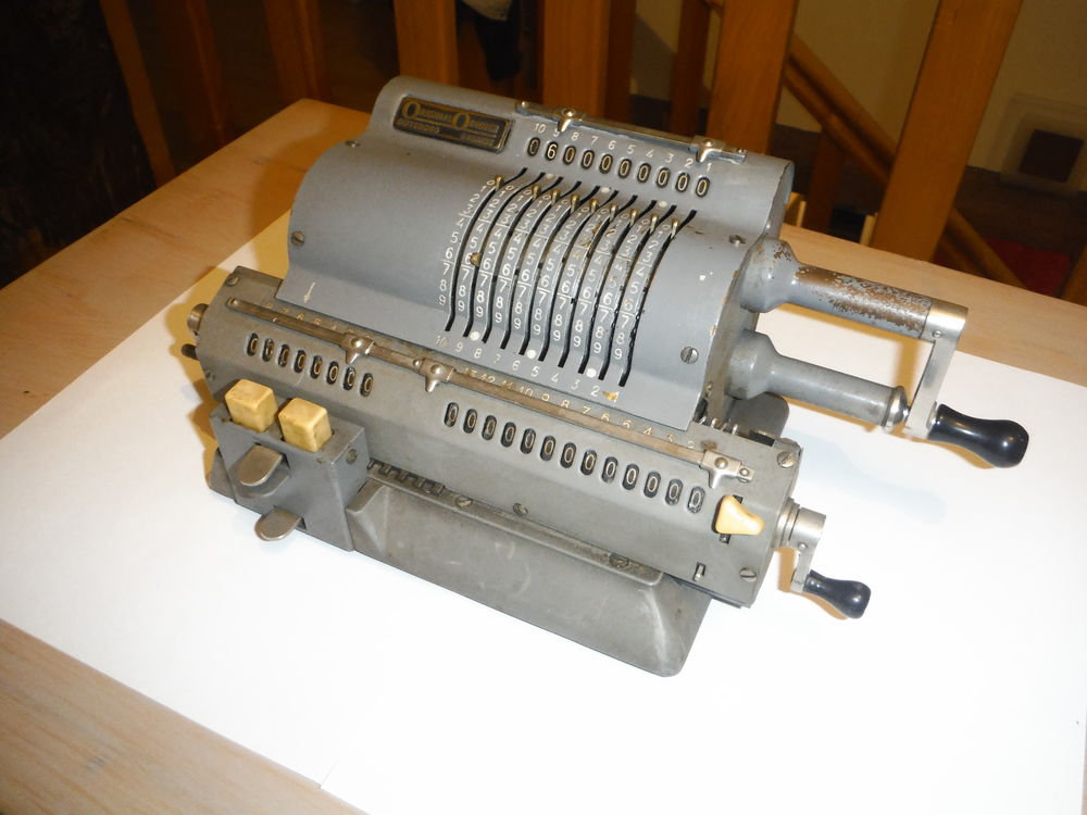 calculatrice m&eacute;canique ou arithmom&egrave;tre 