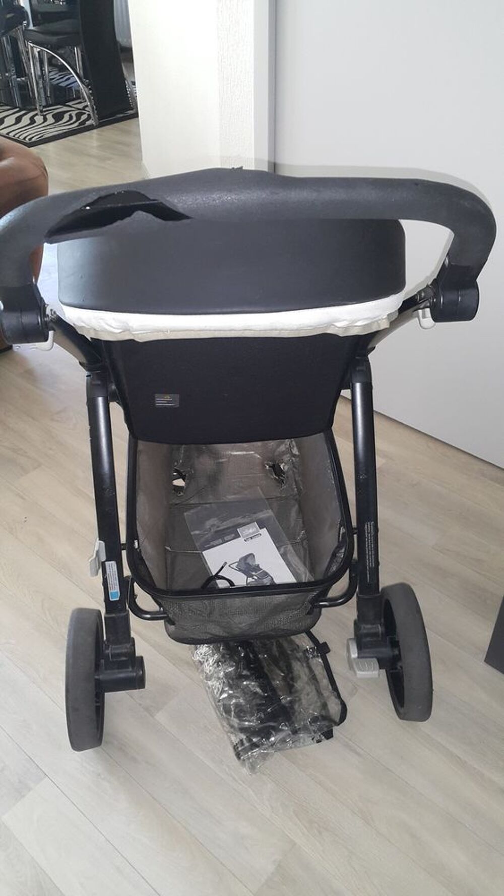 Poussette + Nacelle Pu�riculture