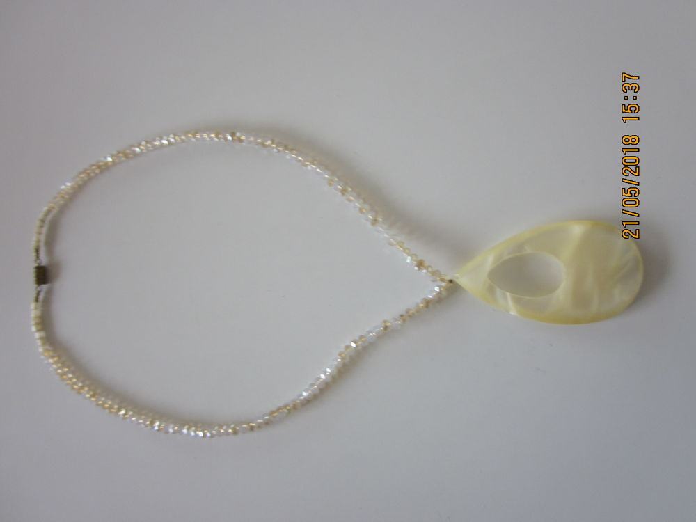  colliers en pierres et fantaisies de qualit&eacute; Bijoux et montres