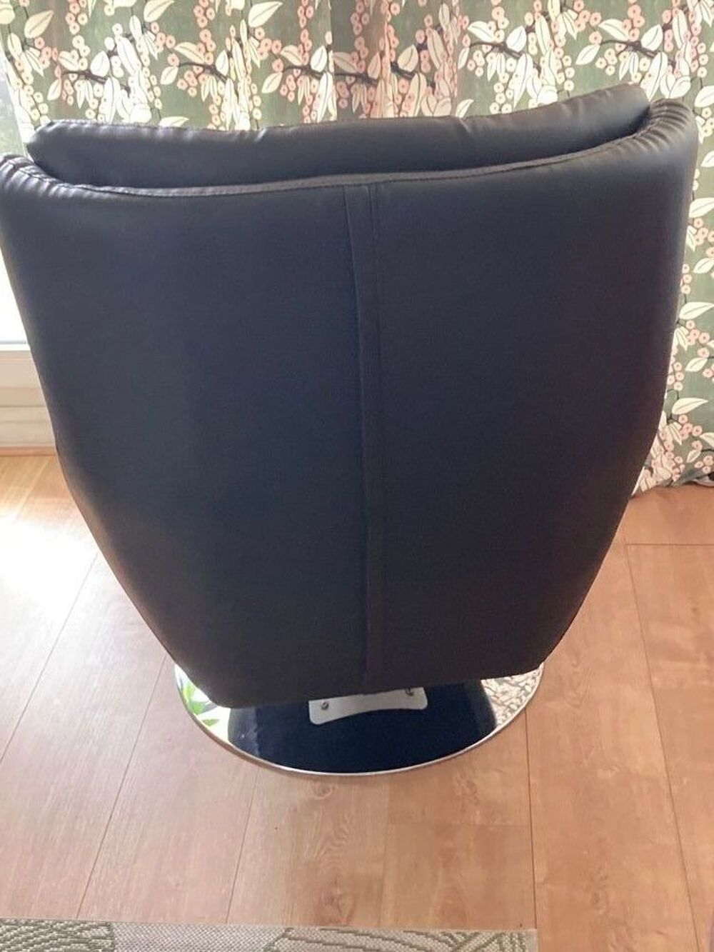 Fauteuil en cuir pivotant
Meubles