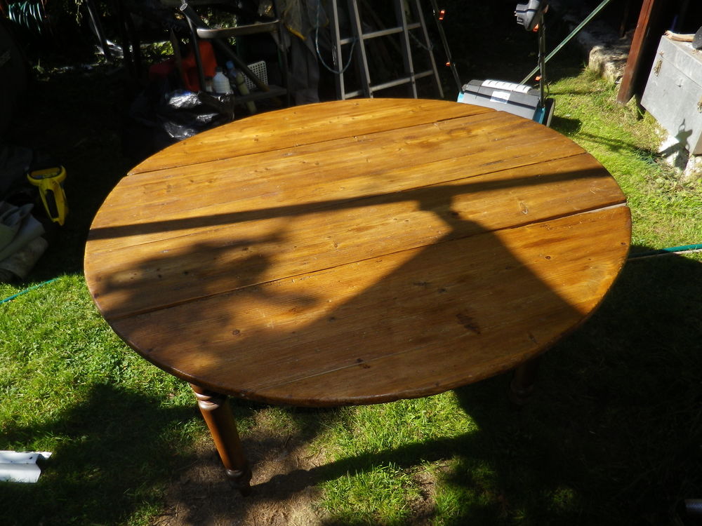 Table ancienne ronde en noyer Meubles