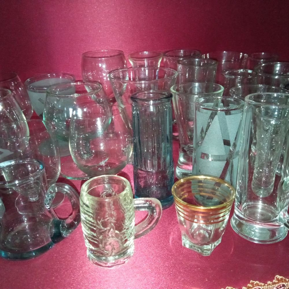 Tr&egrave;s belle vitrine avec collection de petits verres Décoration