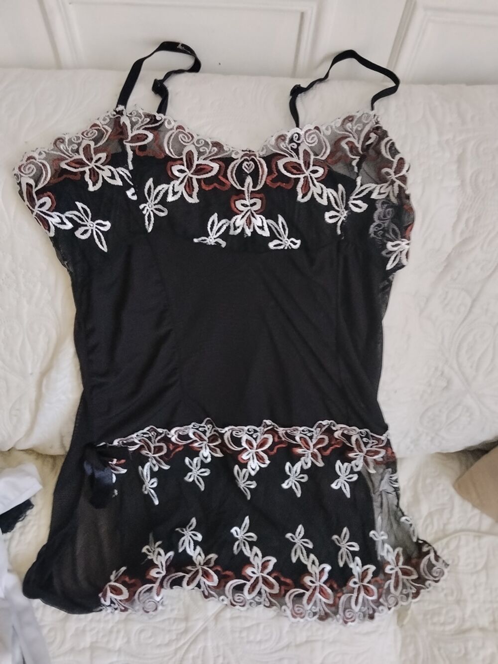Nuisette noire brod&eacute;e fleurs Vêtements