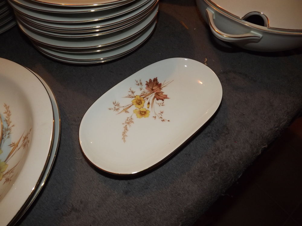 Service de table en porcelaine.
Décoration