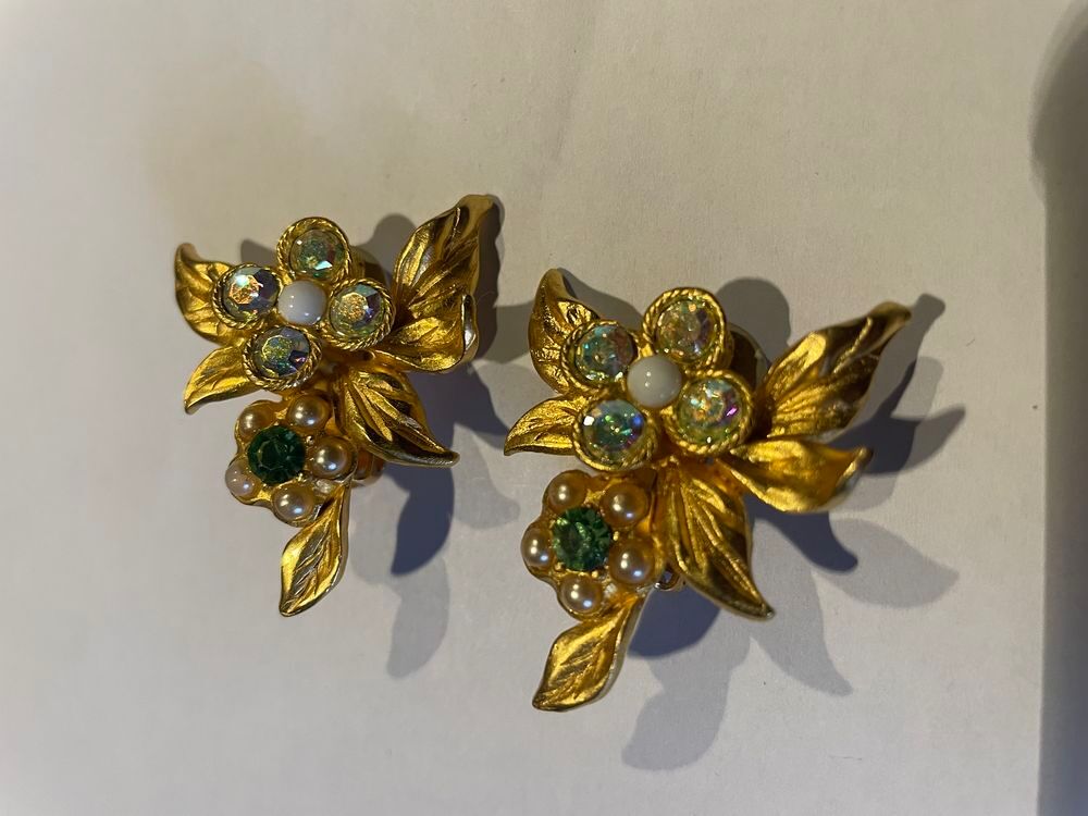 BO clip dor&eacute;e feuilles triangle avec cabochons nacr&eacute;s strass Bijoux et montres