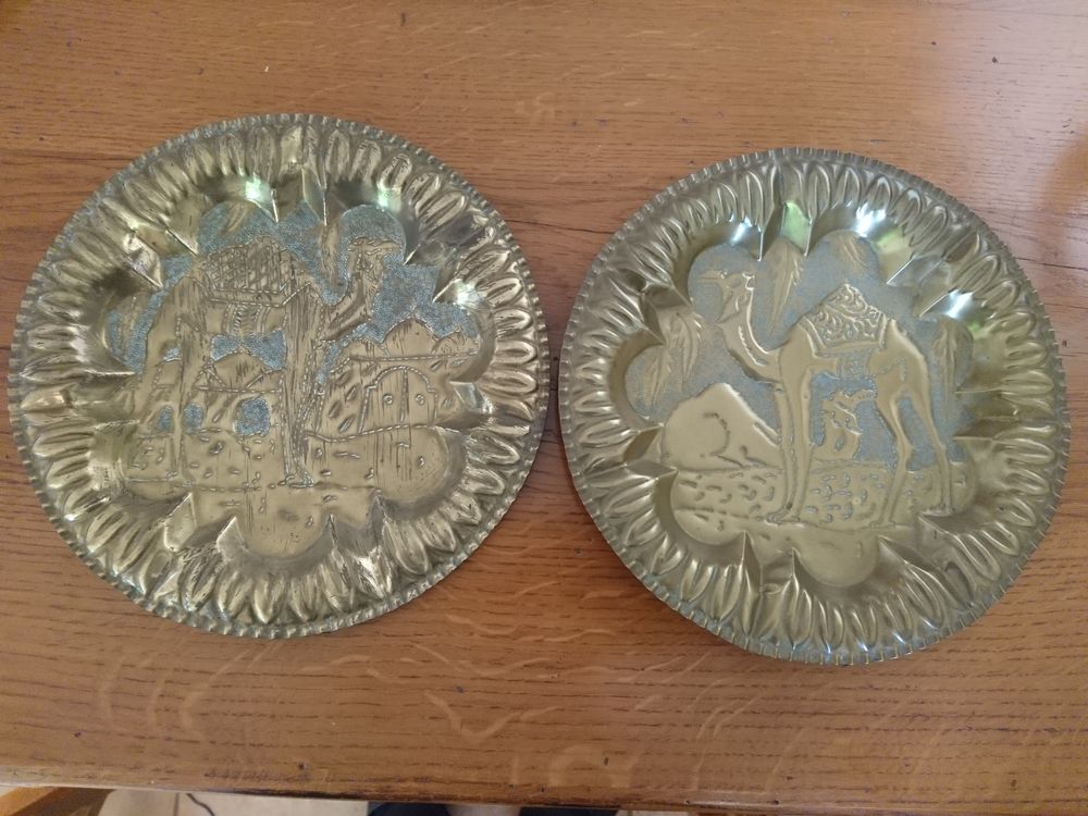 Deux assiettes en laiton Tunisiennes en excellent &eacute;tat Décoration