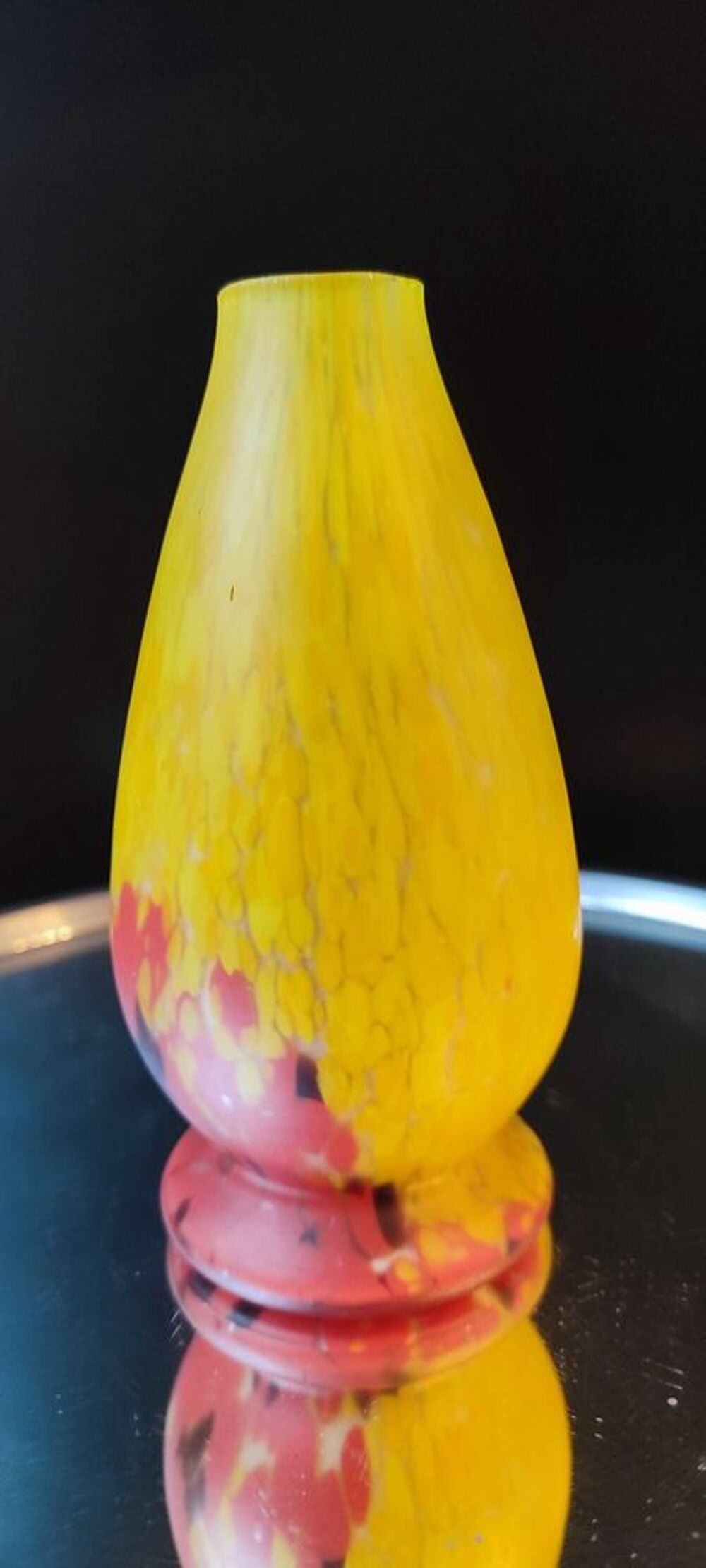 Vase forme galb&eacute;e en pate de verre 