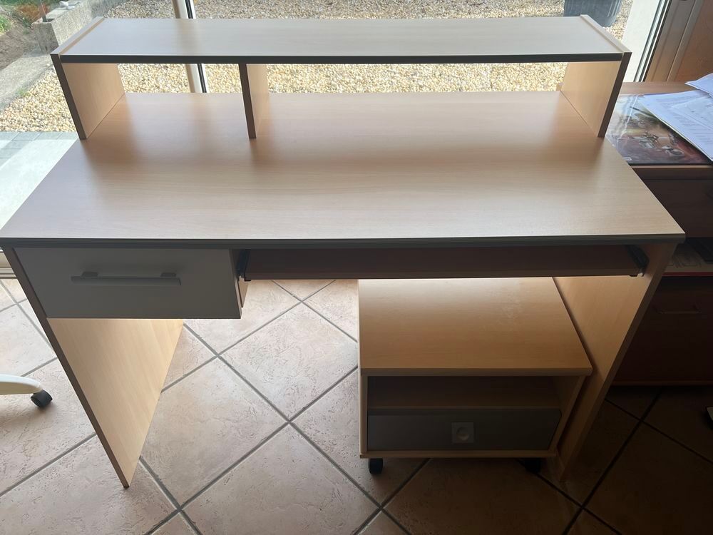 Bureau couleur clair, en bon &eacute;tat. Meubles