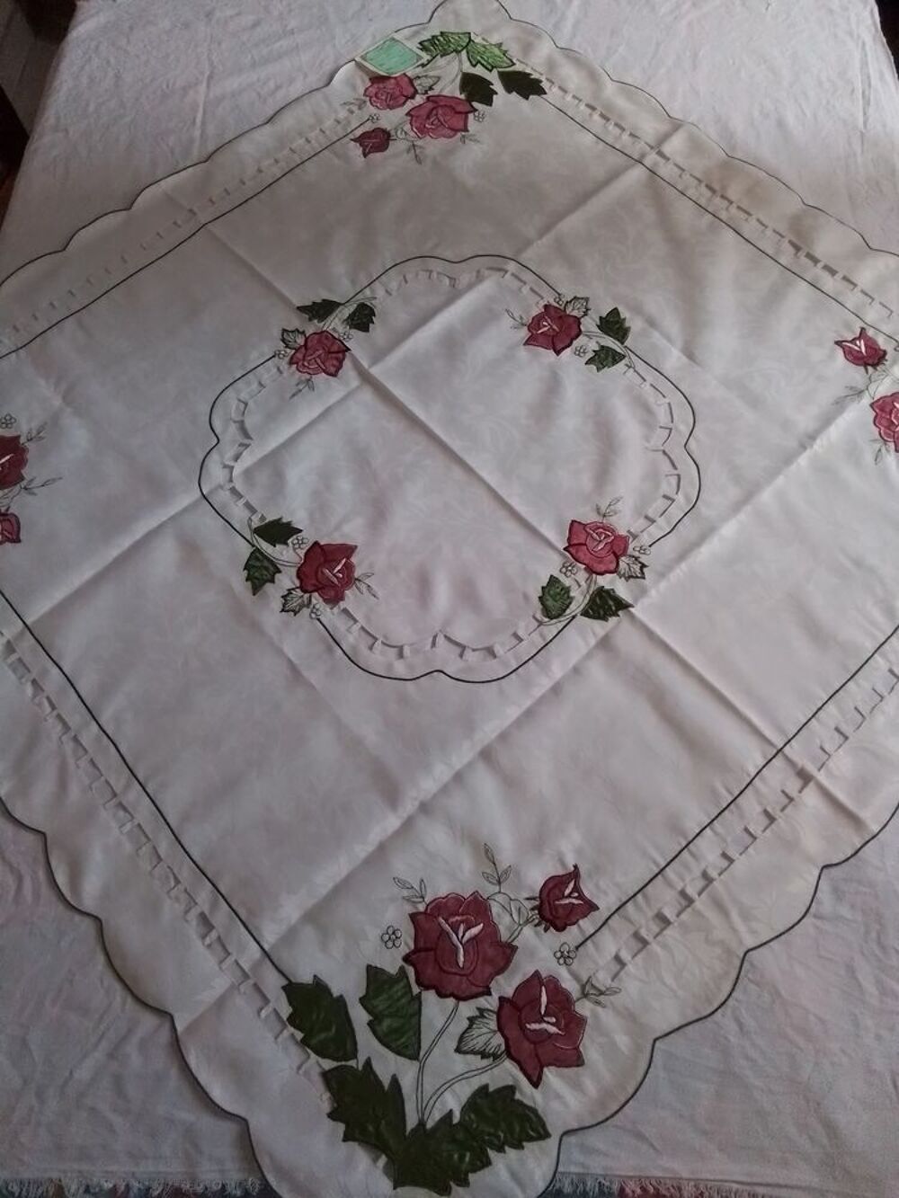 Joli napperon ajour&eacute; &amp; brod&eacute; par des roses Décoration