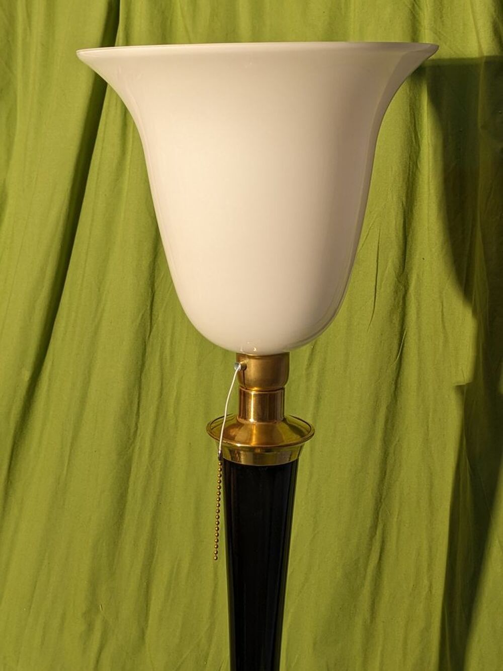 Lampes art d&eacute;co MAZDA laqu&eacute;e noire avec tulipe en opaline et Décoration